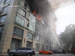 Росіяни вдарили по бізнес-центру в Дніпрі: рятувальники визволили майже 50 людей