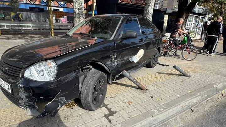 Потрійна ДТП у Дніпрі: автомобіль відкинуло на тротуар